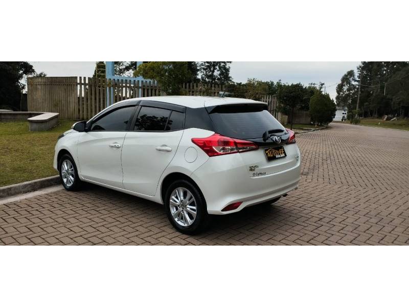 TOYOTA - YARIS - 2018/2019 - Branca - R$ 83.900,00