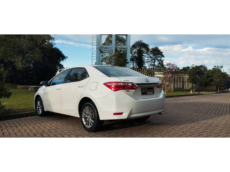 TOYOTA - COROLLA - 2016/2017 - Branca - R$ 95.900,00