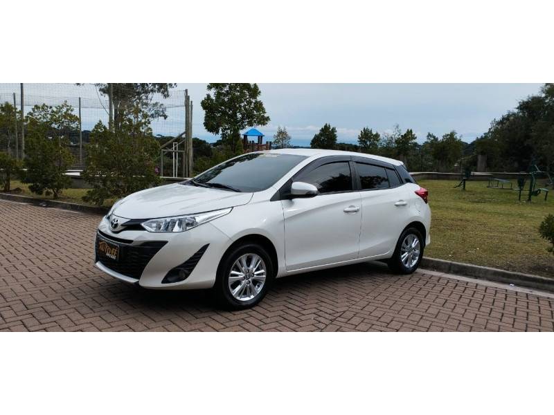 TOYOTA - YARIS - 2018/2019 - Branca - R$ 83.900,00