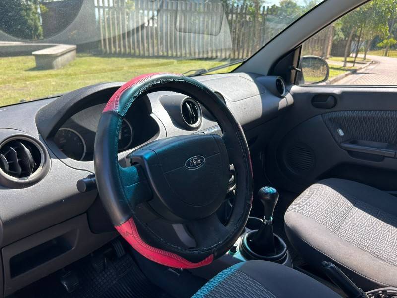 FORD - FIESTA - 2006/2007 - Prata - R$ 27.900,00