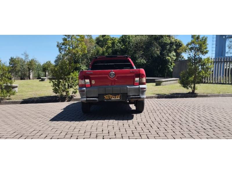 FIAT - STRADA - 2010/2011 - Vermelha - R$ 43.900,00