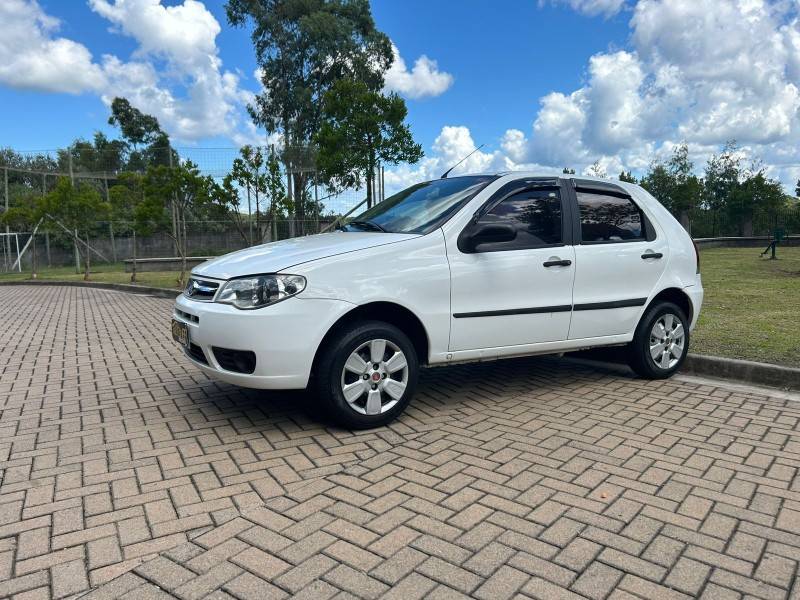 FIAT - PALIO - 2010/2011 - Branca - R$ 32.900,00