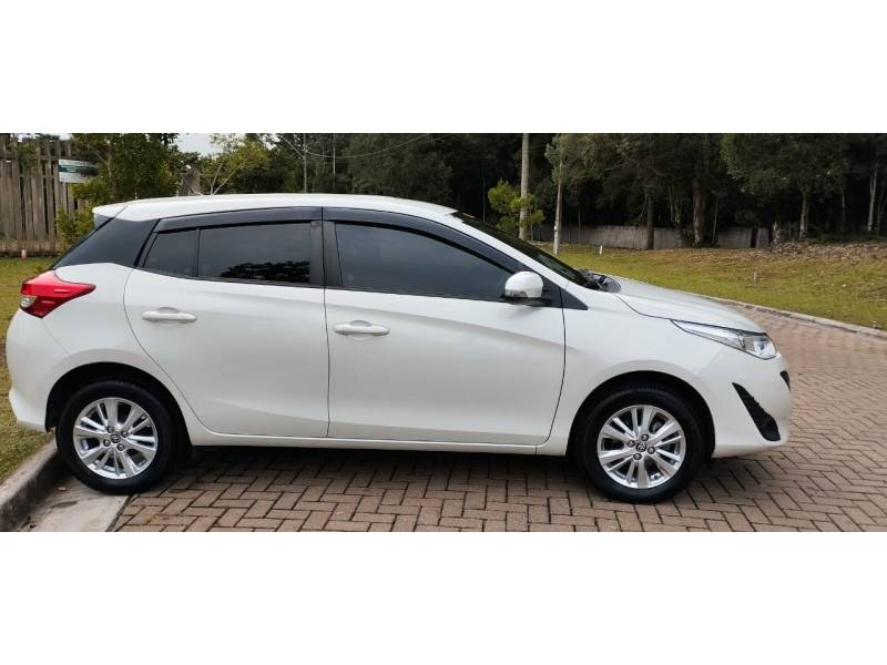 TOYOTA - YARIS - 2018/2019 - Branca - R$ 83.900,00