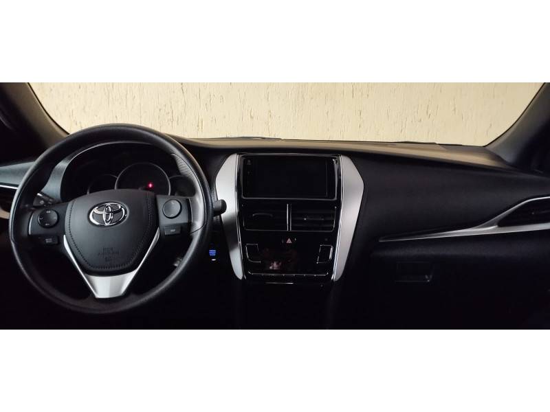 TOYOTA - YARIS - 2021/2022 - Vermelha - R$ 91.900,00