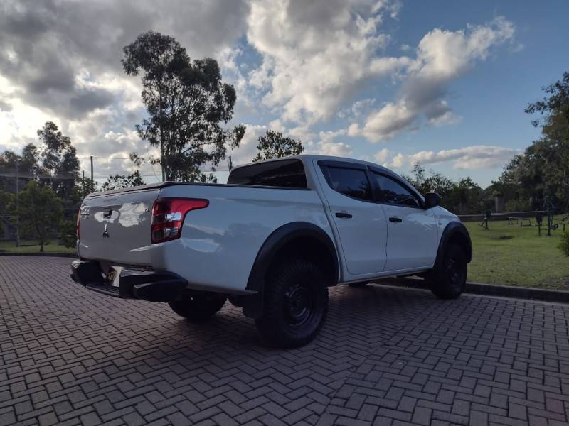 MITSUBISHI - L200 TRITON - 2022/2022 - Branca - R$ 139.900,00