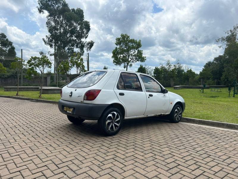 FORD - FIESTA - 1998/1999 - Branca - R$ 10.900,00