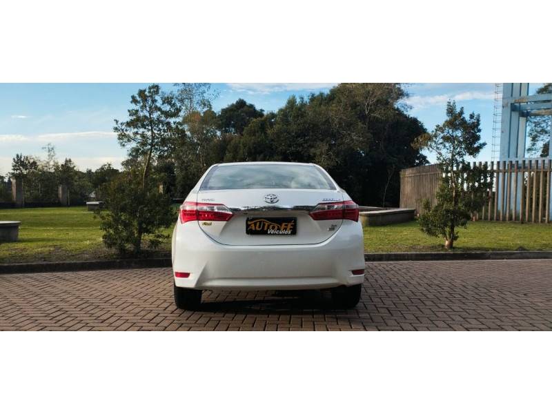 TOYOTA - COROLLA - 2016/2017 - Branca - R$ 95.900,00