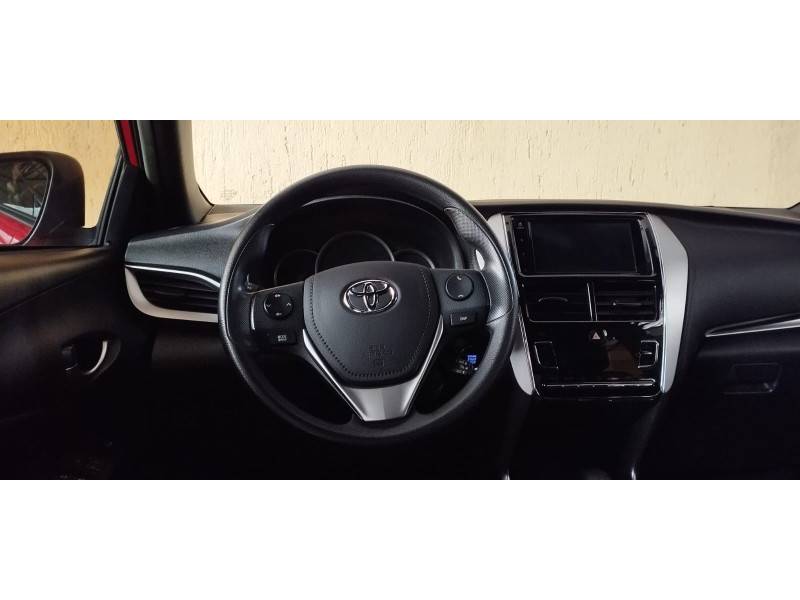 TOYOTA - YARIS - 2021/2022 - Vermelha - R$ 91.900,00
