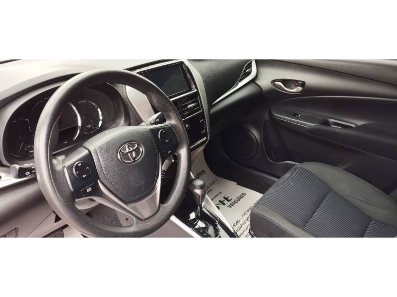 TOYOTA - YARIS - 2018/2019 - Branca - R$ 83.900,00