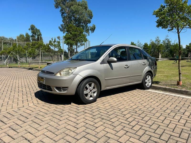 FORD - FIESTA - 2006/2007 - Prata - R$ 27.900,00