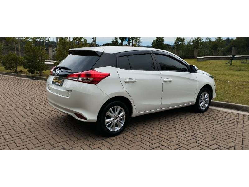 TOYOTA - YARIS - 2018/2019 - Branca - R$ 83.900,00