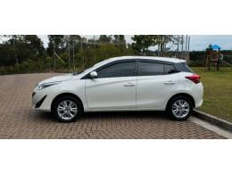 TOYOTA - YARIS - 2018/2019 - Branca - R$ 83.900,00