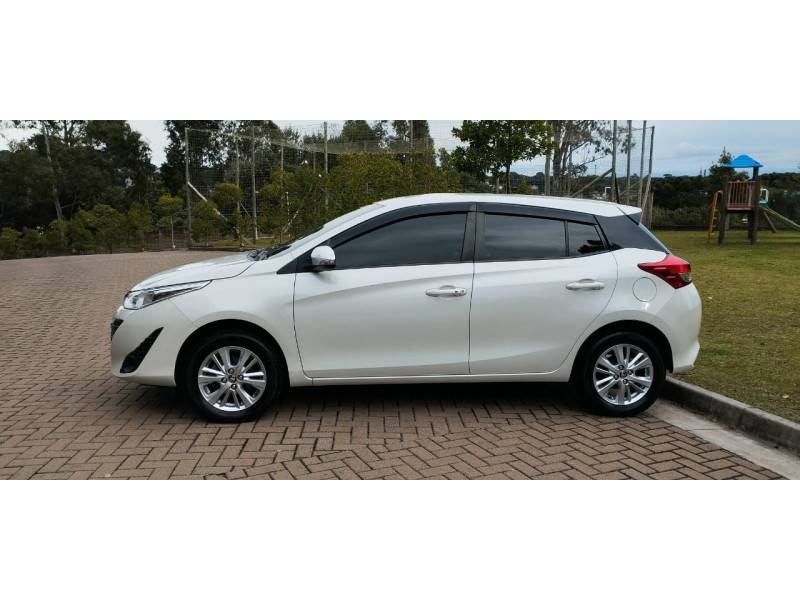 TOYOTA - YARIS - 2018/2019 - Branca - R$ 83.900,00