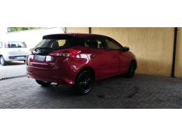 TOYOTA - YARIS - 2021/2022 - Vermelha - R$ 91.900,00