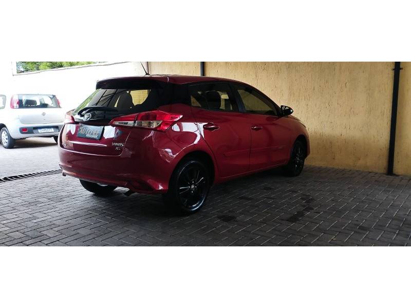 TOYOTA - YARIS - 2021/2022 - Vermelha - R$ 91.900,00